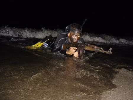 Về trang bị vũ khí cá nhân của người lính, cả Indonesia và Việt Nam đều sử dụng súng trường tấn công AK-47. Tuy nhiên, trong khi AK-47 là vũ khí tiêu chuẩn của Hải quân đánh bộ Việt Nam (các khẩu TAR 21 mới mua chủ yếu cho đơn vị đặc biệt tinh nhuệ) thì trong Lính thủy đánh bộ Indonesia, AK-47 trang bị chủ yếu cho tiểu đoàn biệt kích Taifib.