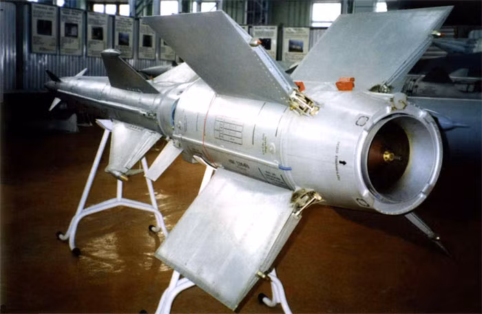 Đạn tên lửa của M-1 Volna được định danh là V-600 (hay gọi là 4K90) có kiểu dáng giống hệt phiên bản đất đối không.