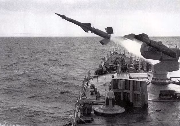 Đạn tên lửa được dẫn hướng bằng vô tuyến – đài radar khi phát hiện mục tiêu thì sẽ chiếu sóng vào mục tiêu, đạn tên lửa sẽ thu sóng dội lại và hướng vào.