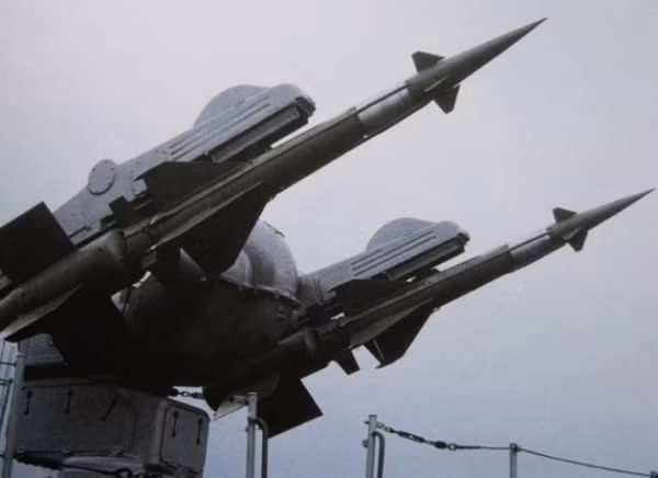 Chính nhờ các ưu điểm trong tác chiến cũng như kết cấu đạn nhỏ gọn khiến tên lửa phòng không SA-3 được chọn lựa phát triển phiên bản hải quân, trang bị cho các tàu chiến của Hải quân Liên Xô. Trong khi SA-2 với thiết kế “khổng lồ” của mình không bao giờ được triển khai trên các nền tảng khác ngoài mặt đất.