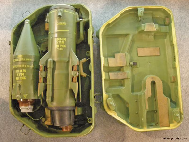 Đạn tên lửa chống tăng 9M14 nặng khoảng 10,9kg, dài 860m (hoặc 1,005m với phiên bản cải tiến), đường kính 125mm, sải cánh 393mm được tháo làm đôi và đặt trong đặt trong vali nhỏ gọn, nhẹ bằng sợi thủy tinh.