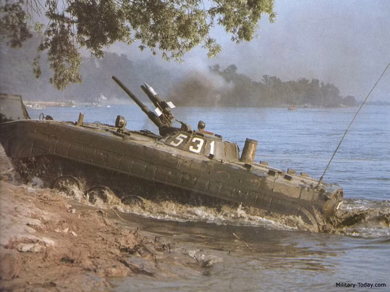 Ngoài các phiên bản mang vác, AT-3 cũng được tích hợp lên một số phương tiện xe cơ giới biến chúng thành phương tiện tự hành diệt tăng hoặc là vũ khí chống tăng cho xe chiến đấu bộ binh. Ảnh: Xe chiến đấu bộ binh đầu tiên của Liên Xô – BMP-1 trang bị bệ phóng AT-3 ngay trên gốc pháo chính 73mm.