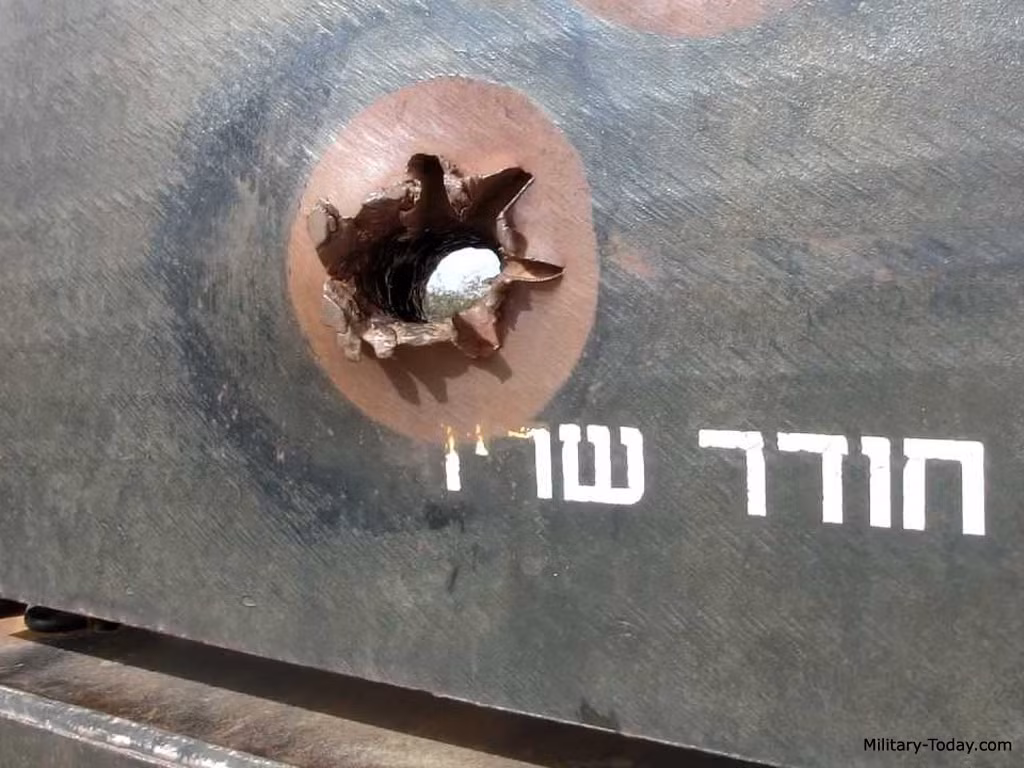 Tuy nhiên AT-3 cũng có nhiều nhược điểm, mà hai vấn đề lớn nhất với tổ hợp vũ khí chống tăng này là tầm bắn tối thiểu quá lớn - lên tới 500m - tức là các mục tiêu nằm dưới 500m thì AT-3 không thể tấn công. Thứ hai, thời gian cần để tên lửa đạt tầm bắn tối đa là khá lớn (khoảng 30 giây), khoảng thời gian này đủ cho mục tiêu có thể cơ động thoát được, hay có thể trốn sau những chướng ngại vật, bắn lựu đạn tạo màn khói hay bắn phản lại phía tên lửa.