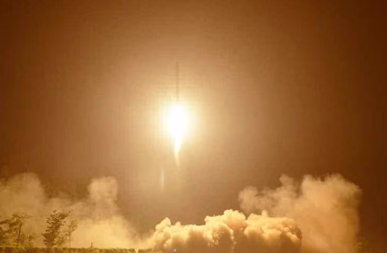 Nguồn tin cho biết, Hàn Quốc và Mỹ định danh phiên bản mới này là Scud-ER (ER là viết tắt cụm từ Extended Range - tăng tầm) có thể bay khoảng 700km (trong khi Scud nguyên bản chỉ bay được 280-300km). Nhưng các nguồn tin tình báo Mỹ thì cho rằng loại tên lửa này có thể bay tới hơn 1.000km. Ảnh bắn thử tên lửa đạn đạo Scud tại Triều Tiên.