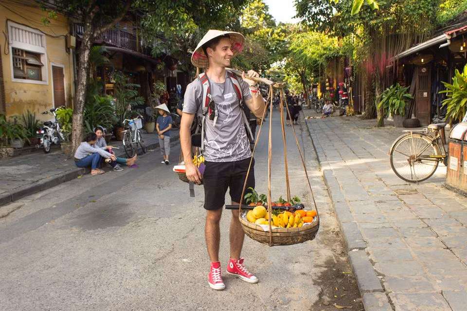 Anh hot boy ngoai quoc ban chuoi o Hoi An gay tranh cai