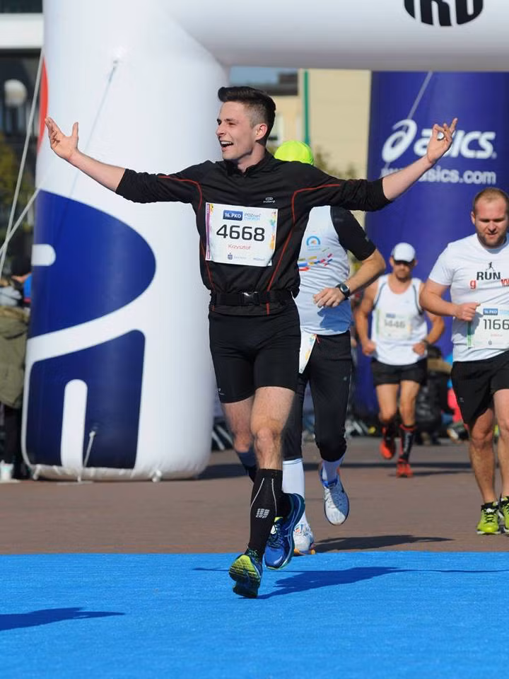 Được biết, Chris Mosek đã tốt nghiệp ngành Khoa học máy tính, Đại học Coimbra và Công nghệ phần mềm tại Đại học Công nghệ Poznan. Công việc hiện tại của chàng trai này là Digital Nomad (tạm hiểu là vừa làm việc vừa du lịch khắp nơi). Theo mô tả của Chris, với anh Việt Nam là một địa điểm khá lý tưởng cho những đồng nghiệp trong lĩnh vực Digital Nomad thỏa sức sáng tạo và trải nghiệp những điều mới mẻ. Ảnh trong bài: Facebook nhân vật.