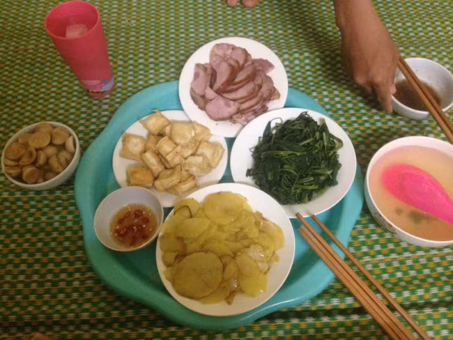 Trong ảnh là mâm cơm bao gồm khoai tây xào, rau muống luộc, đấu rán, thịt rán, ăn kèm cà muối có giá chỉ 55 nghìn đồng cho hai vợ chồng ăn... do một thành viên nữ chia sẻ. Dù chỉ là những món đơn giản nhưng chỉ cần nhìn qua cũng đủ thấy người nấu, chế biến đã rất khéo léo.