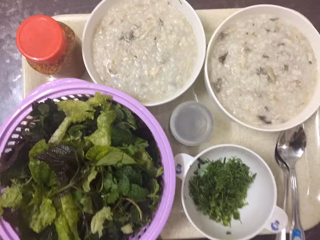 Theo nhiều thành viên của diễn đàn phụ nữ này, nếu không có những yêu cầu quá cao về các món ngon, cầu kỳ hoặc chỉ đơn giản là đặt yếu tố ngon, rẻ lên hàng đầu thì chỉ với khoảng 80-100 nghìn đồng, các chị em cũng có thể nấu ra được những mâm cơm gia đình 3-4 món, đủ cho 4 người ăn. Vào những bữa chán cơm, cũng với số tiền đó, các chị em có thể chuyển sang nấu cháo, vẫn ngon miệng và đảm bảo chất dinh dưỡng cho cả nhà.