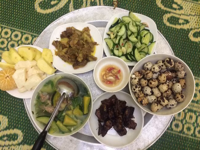 Còn đây là bữa cơm giản dị gồm canh thịt nấu bí, trứng cút luộc, thịt rang sốt xì dầu, dưa ghém và hoa quả... 5 món đủ cho 5 người ăn những chỉ có giá 130 nghìn đồng. Trong thời buổi giá cả leo thang, nhiều thực phẩm đắt đỏ... những mâm cơm như thế này luôn thể hiện được sự tính toán, cân đối chi tiêu, tiền bạc rất tốt của các chị em.