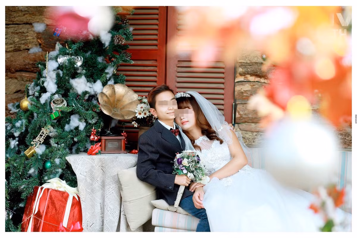 Theo suy đoán, rất có thể sau khi nhìn thấy vóc dáng và khuôn mặt của chú rể trong bộ ảnh này trẻ hơn nhiều so với cô dâu nên một số người đã dựa vào đó, bịa ra câu chuyện "chàng 2000", "nàng 1989" để tạo sự chú ý, gây sốc trên mạng nhằm mục đích câu like.