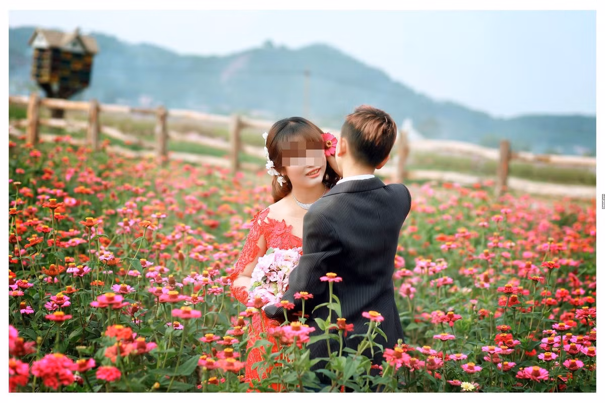 Trước vụ xôn xao về bộ ảnh cưới này, cộng đồng mạng Việt cũng từng khá nhiều lần tranh cãi về những bộ ảnh cưới, clip đám cưới có cô dâu hoặc chú rể - một trong hai người trông hệt như trẻ con, cộng thêm sự thêu dệt của một số dân mạng ưa gây sốc nên đã tạo ra không ít sự hiểu lầm. Ảnh trong bài: Beat.vn.