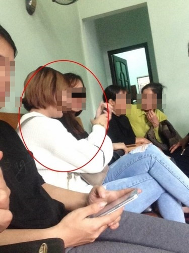 Theo dòng status của nickname M.A, người tự giới thiệu là đã trực tiếp đến viếng 49 ngày Đạt Cỏ và trực tiếp thấy những hành động của cô người yêu cũ và tỏ ra rất bức xúc. Trong số những cô gái là người yêu cũ của Đạt Cỏ, trong khi những người khác săm sắn, nhiệt tình hỏi thăm, hỗ trợ cho bố, mẹ Đạt Cỏ thì cô gái tên H. lại chỉ biết dẫn bạn vào mâm ngồi và cười nói như thể đây là một... đám cưới. Ngoài ra, dòng status trước đây của H. nói về việc cô buồn thương Đạt Cỏ, đến ôm bàn thờ của anh và khóc cũng bị M.A phanh phui, cho rằng đó là bịa đặt sau sự xác nhận của chính mẹ Đạt.