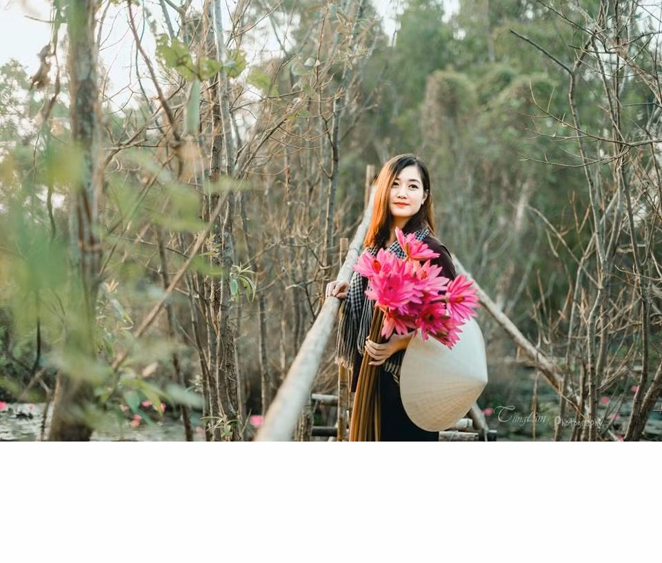 "Em đến với nghề mẫu ảnh rất tình cờ. Vào năm 2013, em có chở một đoàn nhiếp ảnh đi "săn" hình hoa súng. Các bác phó nháy cũng có chụp ảnh em rồi về đăng lên các nhóm về nhiếp ảnh, dần dần có nhiều người hỏi thăm, xin số điện thoại và Facebook kêu em đi chở đò rồi nhờ em diễn gọi là cho khung cảnh đỡ trống trải. Thấy em biết diễn nên người này giới thiệu người kia. Em cũng tự tin và thấy công việc này thú vị nên làm mẫu ảnh từ đó đến nay", cô lái đò xinh đẹp chia sẻ về cơ duyên đến với công việc người mẫu ảnh của mình. Ảnh: Tùng Lâm.