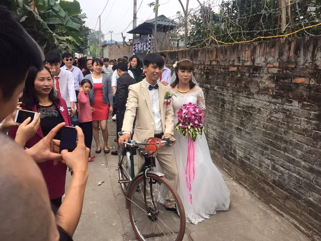 Hình ảnh cô dâu chú rể tiến vào một con ngõ nhỏ, chú rể tay dắt xe đạp khiến nhiều dân mạng, 9X liên tưởng đến những bức ảnh cưới cũ của bố mẹ, ông bà mình trong những năm 70-80 của thế kỷ trước. Có bạn trẻ lại nhận xét rằng hình ảnh này là minh họa chuẩn xác cho câu hát "Ông thường đưa bà anh đi dạo quanh trên con ngựa sắt Thống Nhất màu xanh", trong ca khúc "Ông bà anh" đang cực hot thời gian gần đây. Hình ảnh giản dị, xưa cũ nhưng lại khiến những người chứng kiến cảm nhận được sự đơn sơ mà rất chân thành trong tình yêu của những người thuộc thế hệ trước.