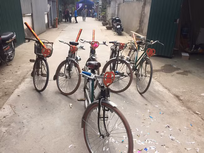 Theo tìm hiểu, phương tiện được cô dâu, chú rể và đoàn đưa rước sử dụng trong đám cưới ở Phúc Thọ vừa qua đều là những chiếc xe đạp cổ. Chúng được trang trí thêm chữ hỷ gắn ở đầu xe và chỉ nhìn qua thôi, đa số các vị khách, cư dân mạng đều cảm thấy sự độc đáo, đơn giản nhưng vẫn đầy ý nghĩa của đám cưới bình dị này. Không cần xe khủng, sang trọng... đám cưới rước dâu bằng xe đạp này thực sự phù hợp với những người yêu thích sự hoài cổ, những giá trị đơn giản nhưng sâu sắc trong cuộc sống thường ngày.