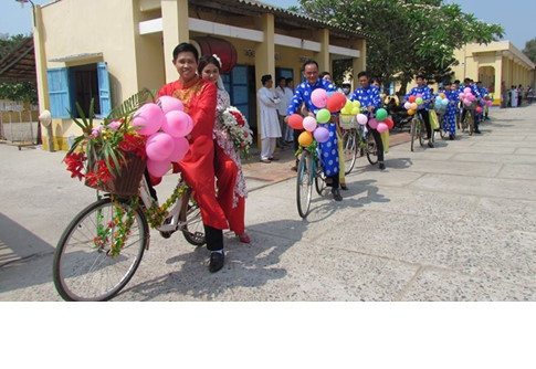 Ý tưởng rước dâu bằng xe đạp cũng được cặp đôi chú rể Võ Quan Đỗ và cô dâu Đinh Mỹ Thanh Dung đưa vào đám cưới tổ chức ở Tây Ninh của mình hồi tháng 4/2016. Những hình ảnh trong thú vị trong đám cưới, nụ cười rạng rỡ của chú rể trên chiếc xe đạp đón dâu được trang trí sặc sỡ đã được chia sẻ trên Fanpage Tây Ninh và nhận được sự quan tâm, khen ngợi của đông đảo dân mạng. Ảnh: Fanpage Tây Ninh.