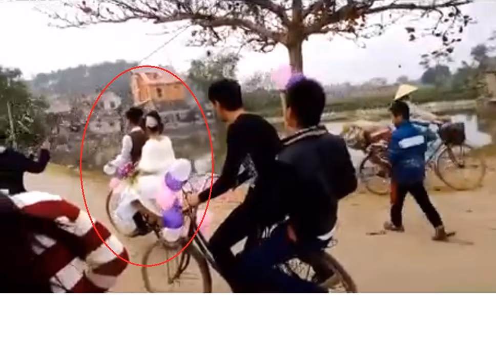 Tuy nhiên, với sự bản lĩnh của mình, cùng với cách thuyết phục cô dâu rất khéo léo, Đình Quang cuối cùng vẫn thực hiện được ý định rước dâu bằng xe đạp của mình. Để cô dâu ngồi xe đạp được thoải mái hơn, thậm chí Đình Quang còn chuẩn bị sẵn một đôi dép tổ ong cho cô đi. Đoạn clip ghi lại màn rước dâu bằng xe đạp ở Nghệ An với sự góp mặt của Đình Quang, Thúy Tĩnh sau đó đã rất nổi tiếng trên mạng xã hội Việt với hàng trăm nghìn lượt xem cùng vô số bình luận thú vị.