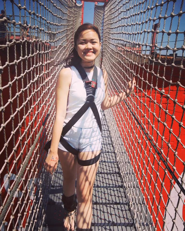 Quả thật, việc làm trong hãng hàng không Emirates đã giúp Phương Nhi cũng như những đồng nghiệp khác có được những ưu đãi rất "khủng". Họ được đi đến rất nhiều quốc gia trên thế giới bằng những chuyến bay dành cho các thương gia, được tranh thủ đi du lịch tại những nước mình đặt chân đến, được phía hãng bay hỗ trợ cho ăn nghỉ ở những khách sạn sang trọng, đẳng cấp, được đưa đón cẩn thận... Và dĩ nhiên, Phương Nhi hay nhiều nữ tiếp viên khác đều khoác lên mình một vẻ ngoài hào nhoáng, đáng ngưỡng mộ.