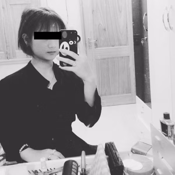 Trước vô số lời chỉ trích của dân mạng trong suốt thời gian qua, H. chưa từng công khai, thẳng thắn đáp trả hay giải thích về những hành động của mình. Ngược lại, cô gái trẻ lựa chọn cách im lặng, tiếp tục cuộc sống bình thường của mình và dường như ít quan tâm đến việc dân mạng nói gì, bình luận gì về mình. Vốn xinh đẹp, lại có nhiều người theo dõi... hành động im lặng của H. càng khiến một bộ phận dân mạng khó chịu.