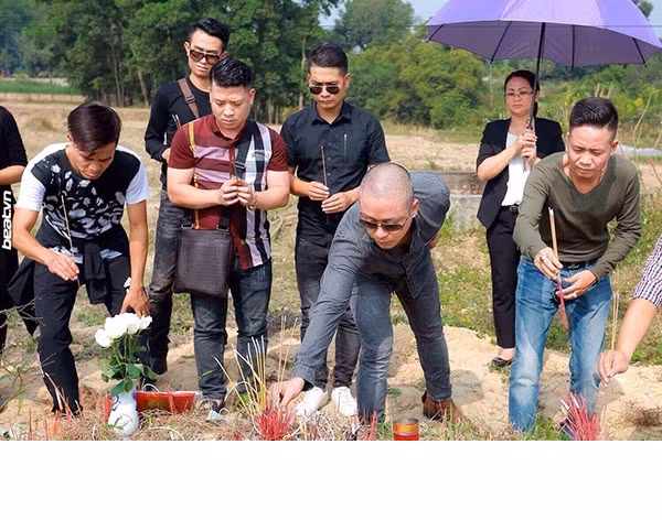 Dù vẫn còn khá nhiều bộn bề, những câu chuyện gây tranh cãi trên mạng xã hội nhưng trong ngày hôm nay, 49 ngày Đạt Cỏ, rất nhiều người thân, bạn bè vẫn thành kính, tìm nhiều cách để đến thắp hương, cúng viếng chàng trai trẻ đoản mệnh. Ca sĩ Tuấn Hưng - người rất yêu quý Đạt Cỏ, mong muốn cậu thể hiện được nhiều hơn tài năng ca hát của mình, cũng ra tận mộ của chàng trai để thắp hương khiến nhiều người cảm động.