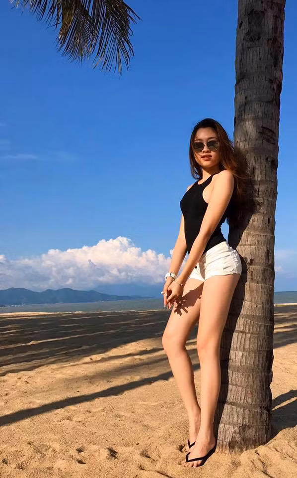 So sánh với một số MC nổi tiếng khác của VTV như Mai Ngọc, Minh Hà, Ngọc Trinh... Thanh Huyền trẻ tuổi hơn và tỏ ra rất khác biệt. Dựa vào sự năng động vốn, những lĩnh vực đang hoạt động và đặc biệt là những hình ảnh thường thấy… có thể cảm nhận Đặng Dương Thanh Thanh Huyền là một cô gái rất hiện đại, năng nổ và dường như khá yêu thích phong cách nổi loạn. Ảnh trong bài: Facebook nhân vật.