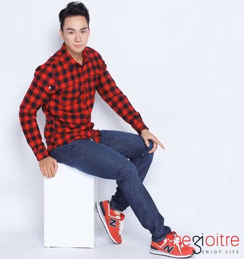 Nghề chính của anh chàng là một kỹ thuật viên mobile, nhưng vẻ ngoài điển trai tựa nam thần điện ảnh, và một chiều cao lý tưởng mà Minh còn lấn sang làm một người mẫu tự do, một diễn viên thường xuất hiện trong các MV của nhiều ca sĩ nổi tiếng, một Dancer chuyên nghiệp.