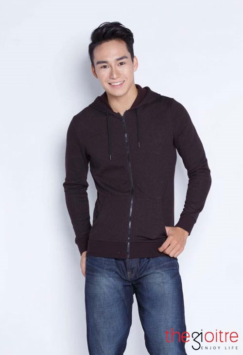 Anh chàng điển trai chia sẻ về lựa chọn trở thành một kỹ thuật viên mobile: "Sau khi tốt nghiệp công nghệ thông tin thì mình có làm song song giữa công việc kĩ thuật mobile và 1 số hoạt động nghệ thuật giải trí. Nói về kĩ thụat viên nó rèn cho mình tính kiên trì và lòng yêu nghề nên mình nghĩ công việc sẽ gắn bó với mình lâu dài".