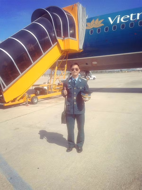 Ngoài câu chuyện thú vị và sự tiến bộ vượt bậc của bản thân trong quá trình rèn luyện tại trường Sĩ quan không quân, Mai Phúc còn được cư dân mạng chú ý bởi ngoại hình quá ư điển trai, nam tính của mình. Sở hữu gương mặt sáng sủa, ngoại hình cao ráo, khỏe khoắn đã được tôi luyện trong thời gian đi lính nữa - những điều đó đã khiến nhiều cô gái phải khen nức nở. Ảnh trong bài: Facebook nhân vật.