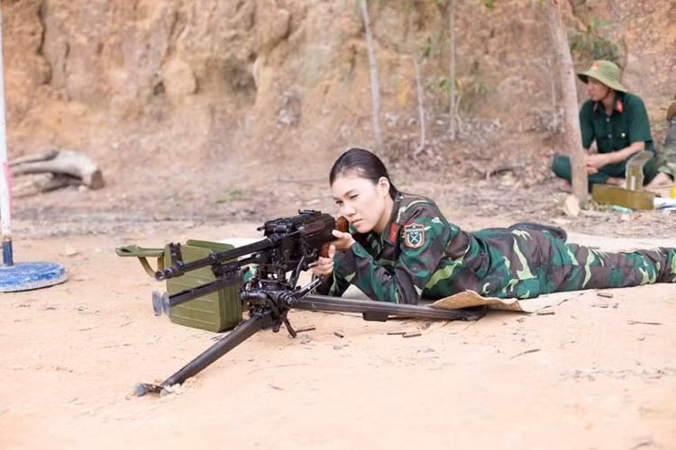 Trong ảnh là nữ xạ thủ kiêm Á khôi Đại học Nguyễn Tất Thành, TP HCM tên Nguyễn Thị Giao Linh, sinh năm 1992. Giao Linh được mệnh danh là nữ xạ thủ xinh đẹp nhất Việt Nam, không chỉ có tài bắn súng mà còn có nhan sắc, ngoại hình nổi bật giúp cô tỏa sáng trong nhiều cuộc thi sắc đẹp. Cao 1m70, có kinh nghiệm làm người mẫu, tuyệt xinh, dịu dàng trong tà áo dài... nhưng khi xuất hiện trên sa trường, tập luyện bắn súng, Giao Linh lại cho thấy một hình ảnh hoàn toàn khác: mạnh mẽ và can trường.