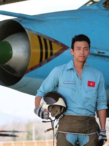 Nhân kỷ niệm ngày thành lập Quân đội nhân dân Việt Nam 22/12, Báo Kiến Thức gửi đến bạn đọc bài giới thiệu về những nhân vật trẻ tuổi, tài năng nổi tiếng từ trong môi trường quân đội. Họ không chỉ là những trai xinh, gái đẹp ở thế hệ 9X mà còn là những học viên quân đội, quân nhân ưu tú có thành tích, công việc và khả năng đáng ngưỡng mộ. Nhân vật đầu tiên được nhắc đến là Phạm Hoài An, sinh năm 1990 là phi công của trung đoàn 937 tiêm kích Su-22M4, từng là nhân vật được giới thiệu trên rất nhiều trang báo về thanh niên Việt Nam trong năm qua.