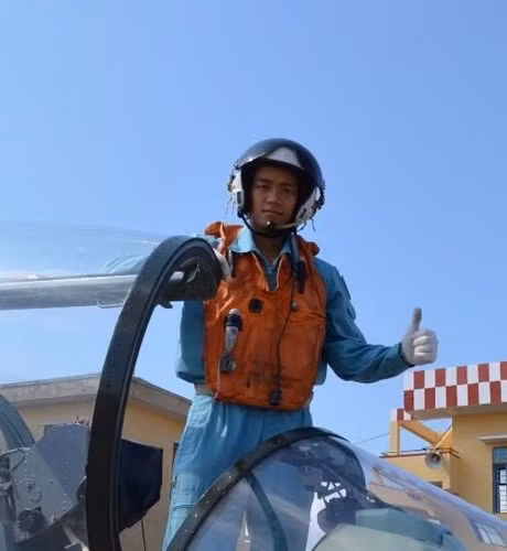 Hoài An quê gốc Uông Bí, Quảng Ninh, đã tốt nghiệp Khóa 39 Chỉ huy tham mưu - phi công quân sự của trường Sĩ quan Không quân. Hiện tại Phạm Hoài An đang là phi công của trung đoàn 937 tiêm kích Su-22M4, phụ trách tuần tra, bảo vệ vùng trời Biển Đông, Trường Sa của Việt Nam. Để lái được chiếc máy bay tiêm kích Su-22M4, được mệnh danh là "đôi cánh ma thuật" của Không quân Việt Nam, với nhiều phi công thực sự là do nghề chọn người. Giống như nhiều phi công khác, Hoài An phải vượt qua nhiều vòng tuyển chọn khắt khe và đến nay vẫn luôn luôn phải tiếp tục học hỏi, nâng cao chuyên môn.