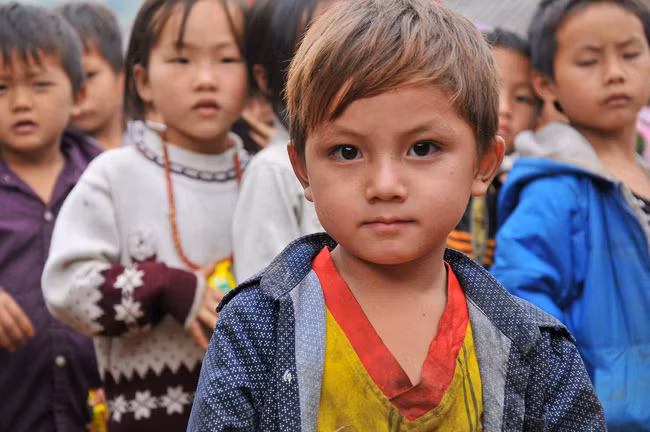 Không tin em bé trong loạt ảnh đang gây sốt là con lai, càng thương cảm hơn với hoàn cảnh sống của em nên nhiều dân mạng đã cất công truy lùng danh tính, tìm những thông tin về gia đình cũng như địa chỉ của em bé này. Và sự thật sau đó cũng được những người đã từng trực tiếp gặp em bé này tiết lộ, qua đó tạo ra nhiều bất ngờ cho dân mạng. Được biết, bé trai xinh xắn trong loạt ảnh này hiện đang sống ở Yên Bái, không phải ở Sa Pa như nhiều thông tin lan truyền trên mạng trước đó.