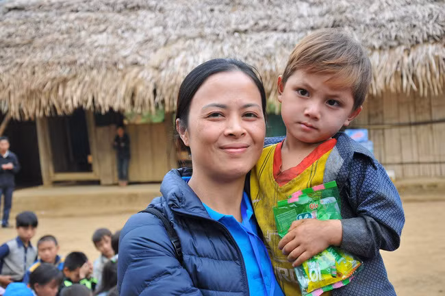 Dù xinh xắn, đáng yêu nhưng nhìn những hình ảnh mô tả cuộc sống khó khăn, thiếu thốn ở miền núi cùng với những trang phục không lành lặn, không sạch sẽ của Seo Hạ... nhiều dân mạng lại cảm thấy em rất đáng thương. Hiện tại những tấm hình chụp Tráng Seo Hạ vẫn đang được nhiều người chia sẻ và một số nhóm từ thiện, tình nguyện cũng đã lên kế hoạch quyên góp để mang đến quê hương của Seo Hạ những món quà nhỏ giúp các em bé dân tộc bớt thiếu thốn. Ảnh trong bài: Nguyễn Minh Hải/Tình thương Việt.