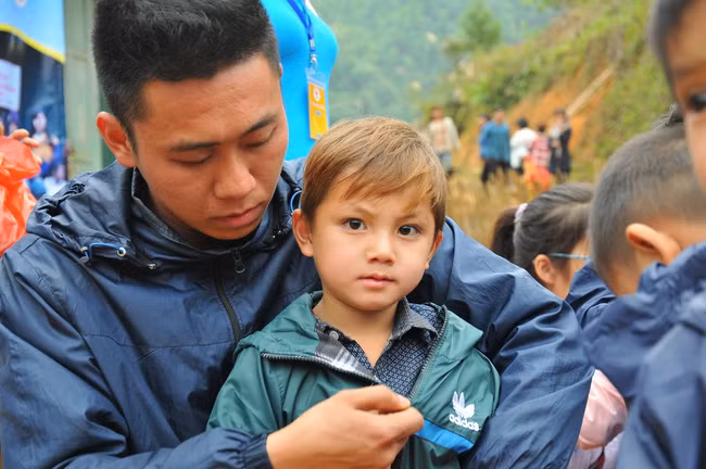 Mái tóc vàng của bé Tráng Seo Hạ được giải thích là do di truyền nòi giống và cũng có một phần ảnh hưởng của thời tiết, nguồn nước ở nơi em đang sinh sống. Trong những bức ảnh mà dân mạng lan truyền, bên cạnh Seo Hạ có nhiều em nhỏ khác cũng có mái tóc màu nâu vàng nhẹ, tuy nhiên nhờ một vài góc chụp ảnh lạ, bé Seo Hạ lại vô tình thể hiện được những nét xinh xắn nổi bật trên khuôn mặt khiến nhiều người lầm tưởng em là con lai.