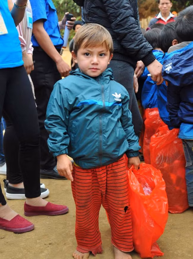 Vài ngày gần đây, cư dân mạng Việt, cộng đồng mê phượt đang chú ý nhiều tới hình ảnh chụp một " em bé Sa Pa" có vẻ ngoài xinh xắn, rất đặc biệt. Những bức ảnh được lan truyền tới một số fanpage nổi tiếng và nhanh chóng có được hàng nghìn lượt thích cùng chia sẻ của dân mạng. Nhiều người xem anh đã phải trầm trồ, ngạc nhiên với khuôn mặt xinh xắn và đặc biệt là mái tóc vàng rất Tây của "em bé Sa Pa" chừng 4-5 tuổi này. Ảnh trong bài: Nguyễn Minh Hải/Tình thương Việt.