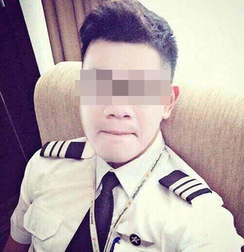 Anh chàng “nổ” tự tin khoe ảnh ghép với diện mạo đẹp trai, làm phi công cho Vietjet, tuy nhiên chính bức ảnh photoshop chưa kỹ đã phần nào giúp cô gái nhận ra đây chỉ là một chiêu trò. Vì anh ta nói là phi công của Vietjet nhưng lấy ảnh của người khác ghép vào mà quên không để ý dây thẻ đeo cổ là của hãng Jetstar Pacific. Nhiều cô gái sau khi nhận ra chân tướng sự việc đã phản ứng gay gắt trước hành động “làm màu” của nam thanh niên thích thể hiện trên.
