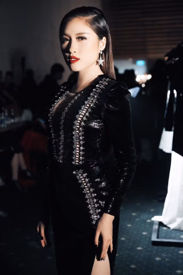 Sinh ra và lớn lên ở Nha Trang, Thanh Huyền từng là thủ khoa của ngành Kinh doanh Thương mại, Đại học Nha Trang. Hiện tại cô gái 20 tuổi vẫn tiếp tục chương trình học ở TP HCM song song với công việc làm MC cho đài VTV. Tìm hiểu thêm về Thanh Thanh Huyền thì càng bất ngờ hơn vì nữ MC này không chỉ có ngoại hình chuẩn mà sắc đẹp của cô còn được kiểm chứng trong một vài cuộc thi lớn mang tầm cỡ quốc gia.