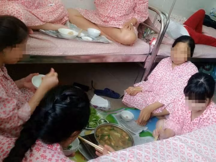 Do thời điểm chuẩn bị sinh với nhiều chị em thì luôn có rất nhiều sự lo lắng, sợ sệt, thể chất thì không được ổn định... nên cảnh bà bầu ăn lẩu rất thoải mái của nhóm người trong loạt ảnh này đã khiến ai ai nhìn qua cũng phải kinh ngạc.