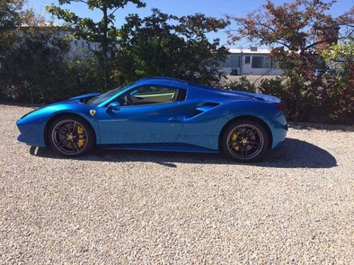 Siêu xe Ferrari 488 Spider màu xanh dương với giá bán khoảng 270.000 USD tại nước ngoài mà Tùng vừa nhập về đang 'gây sốt' hội chơi xe Việt.