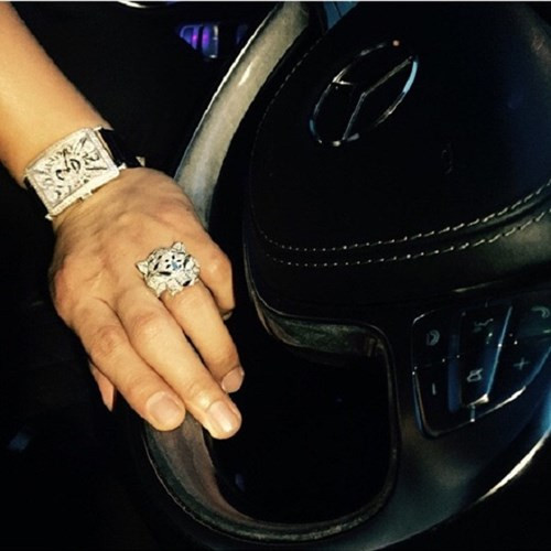 Chiếc Franck Muller bản giới hạn cùng chiếc nhẫn đầu báo Cartier xấp xỉ 500 triệu của Minh Trí.