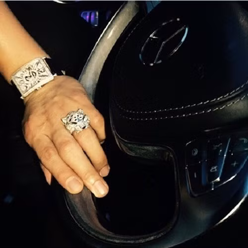 Chiếc Franck Muller bản giới hạn cùng chiếc nhẫn đầu báo Cartier xấp xỉ 500 triệu của Minh Trí.