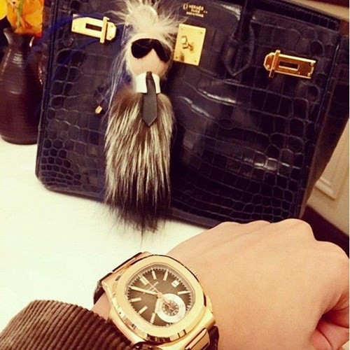 Dennis khoe đồng hồ Hublot trăm triệu cạnh túi xách Hermes Birkin từ da cá sấu 1,4 tỉ.