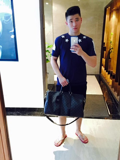 Trần Sơn trở thành cái tên được nhiều người tìm kiếm khi trở thành chủ nhân trẻ tuổi nhất của chiếc BMW i8 màu xanh ngọc tại Việt Nam. Dù mới 18 tuổi nhưng anh chàng này đã sở hữu hàng đống đồ hiệu và những chiếc xe sang đắt tiền khiến cư dân mạng phải trầm trồ.