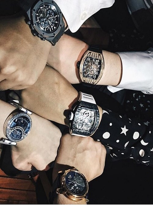 Cao Minh Trì sở hữu vẻ ngoài điển trai và khối tài sản kếch xù. Minh Trí và hội thiếu gia đam mê sưu tập đồng hồ.