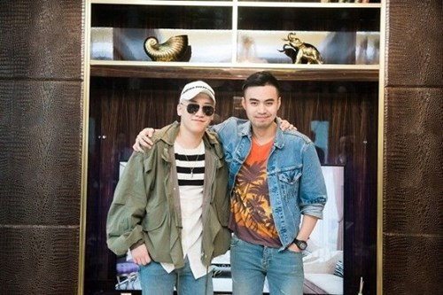 Cây denim Dennis mặc chụp ảnh cùng cậu bạn SeungRi (BigBang) được cho là có giá ngất ngưởng.