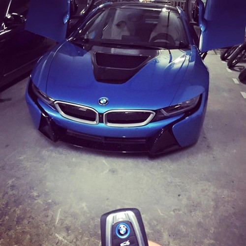 'Chiến mã' BMW i8 mà anh chàng đang sở hữu khiến trị giá hơn 350.000 USD khiến nhiều người choáng.