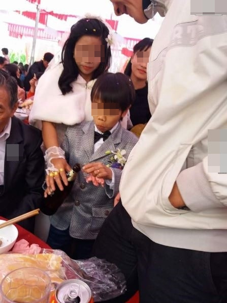 Tuy nhiên, do không tin trên đời vẫn còn những màn "kết tóc se duyên" giữa hai người nam, nữ có ngoại hình quá chênh lệch như trong phim hay truyện ngôn tình nên vẫn còn một bộ phận dân mạng cố gắng tìm ra những bằng chứng để chỉ ra chàng trai thấp bé đứng cạnh cô dâu trong loạt ảnh gây xôn xao vừa qua không phải chú rể. Cụ thể, trong bức ảnh chụp trong tiệc mừng cưới, khi cô dâu và chàng trai nọ để lộ bàn tay thì chỉ mình cô dâu đeo nhiều nhẫn vàng, còn người được cho là "chú rể" thì không...