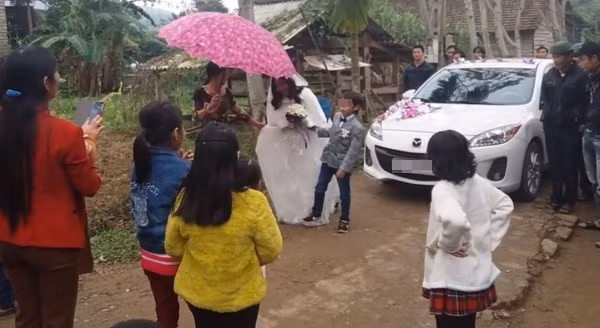 Quan sát kỹ những bức ảnh được dân mạng lan truyền vài ngày nay về đám cưới gây xôn xao ở Hà Tĩnh, có thể thấy trong đó có sự xuất hiện của rất nhiều người dân địa phương, bà con lối xóm tham gia cùng đoàn rước dâu. Hầu hết mọi người đều tỏ ra vui vẻ, phấn khởi, ai cũng giữ một nụ cười trên môi. Qua đó càng có cơ sở để cho rằng chuyện tình Bạch Tuyết và chú lùn nọ là hoàn toàn có thật. Sau kết hôn, cô dâu chắc chắn sẽ là người phải chịu thiệt thòi nhưng ít nhất họ cũng đã có được tình yêu mà mình mong muốn. Còn chú rể do mắc một chứng bệnh đặc biệt nên dù năm nay đã 30 tuổi nhưng lại có chiều cao rất hạn chế, chỉ như một em nhỏ ở lứa tuổi tiểu học mà thôi.