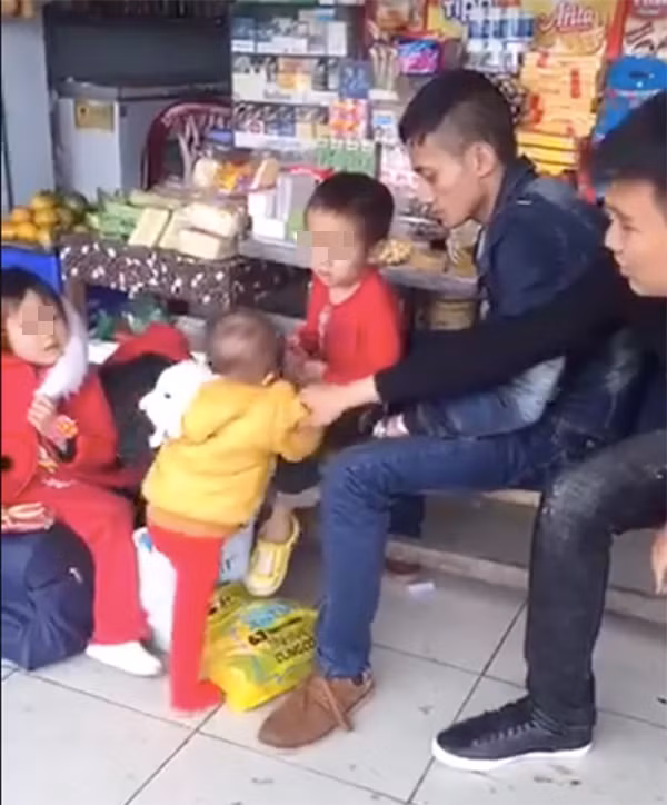 Chiều 24/12, cộng đồng mạng tiếp tục tranh cãi không ngừng về đoạn clip một nhóm người đến tìm Đào Đức Khiêm đang có mặt ở một bến xe trong nội thành Hà Nội để "xử lý" hắn ta vì hành động đánh trẻ con dã man. Trong clip này, một nam thanh niên đã không ngại đám đông, thẳng tay đánh đấm Khiêm và cho rằng người này "không đánh không được". Không những vậy, cảnh đánh Khiêm còn được live stream thu hút hàng nghìn người xem trực tiếp. Sau màn "xử lý" Khiêm, người tỏ ra hả hê, người lại phản đối, cho rằng hành động "thay dân mạng" dằn mặt Khiêm như vậy cũng là sai trái.