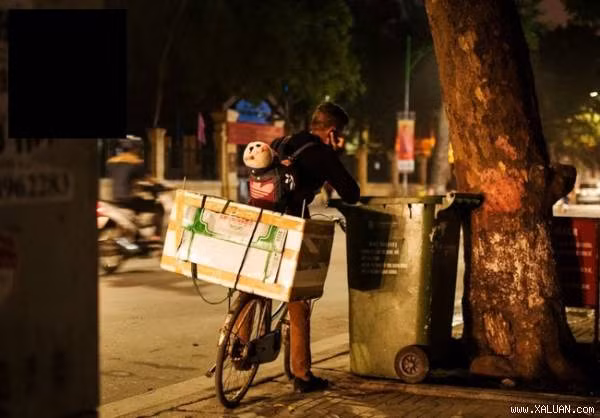 Trong ngày Giáng sinh năm nay, cộng đồng mạng Việt đã vô cùng sửng sốt, thất vọng khi biết được sự thật về câu chuyện ông bố nhặt rác, một mình nuôi 3 đứa con từng lấy đi không ít nước mắt của dân tình trước đó vài ngày. Xuất phát từ những bức ảnh lan truyền trên mạng xã hội, ban đầu câu chuyện về ông bố phải một mình nuôi 3 đứa con do vợ nhẫn tâm bỏ đi được phủ đầy những dòng cảm xúc thể hiện sự thương cảm của mọi người trước một số phận kém may mắn, cần được giúp đỡ.